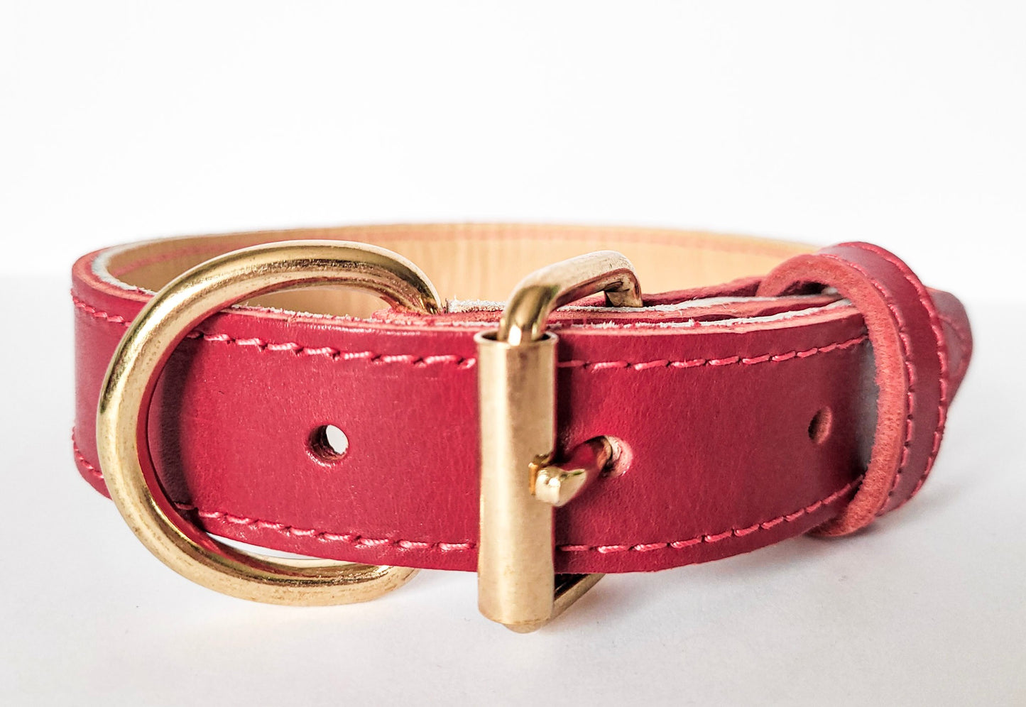 Collier en cuir rouge pour chien. Boucles et attaches en laiton. Coutures rouges.