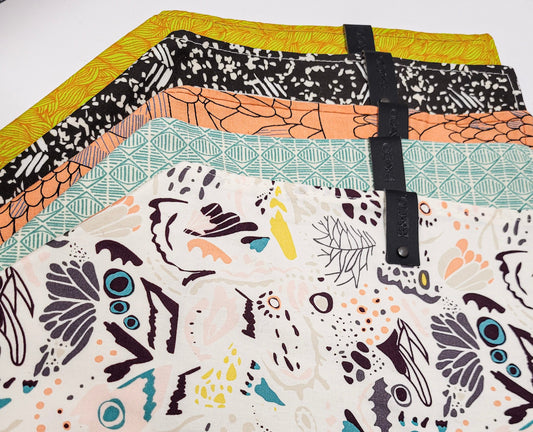 Plan large de l'ense,ble des couleurs disponibles pour les bandanas de coton tissé. multicolore,vert clair,orangé,noir,jaune