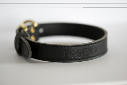 Verso du collier pour chien en cuir végan de couleur noir. Logo estampé et attache et boucle en laiton.