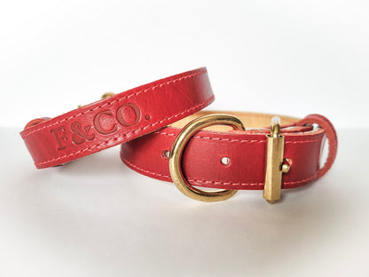 Deux grandeur de collier pour chien en cuir rouge. Boucles et attaches en laiton. Coutures rouges.