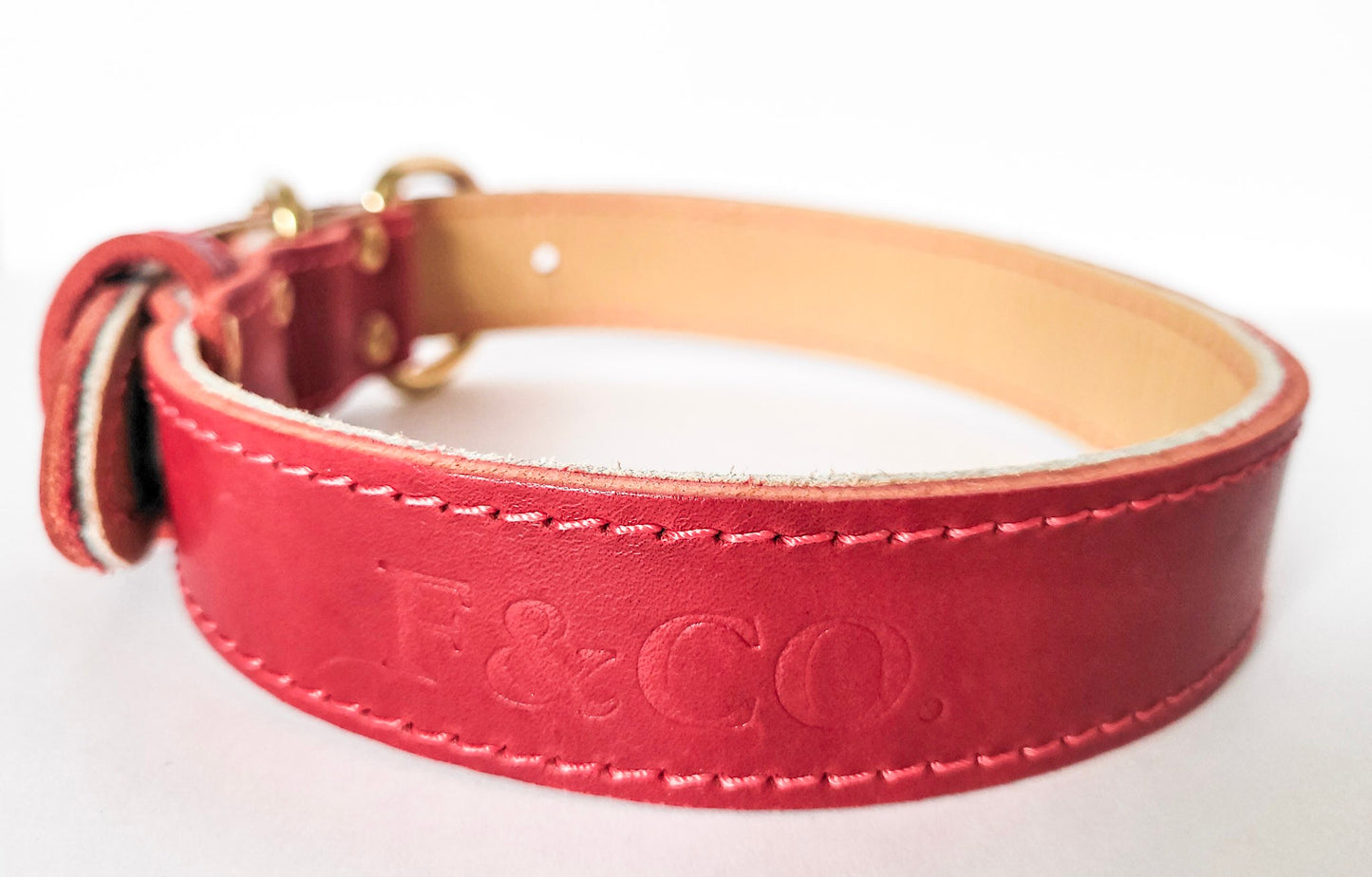 Collier pour chien, verso. Estampage du logo F&Co. et coutures rouges.