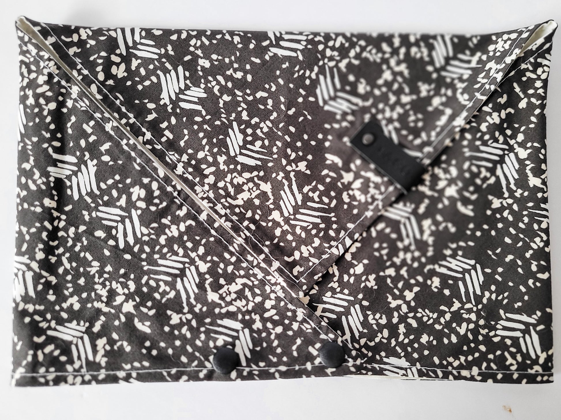 Bandanas noir et blanc en coton tissé avec garniture de cuir végan