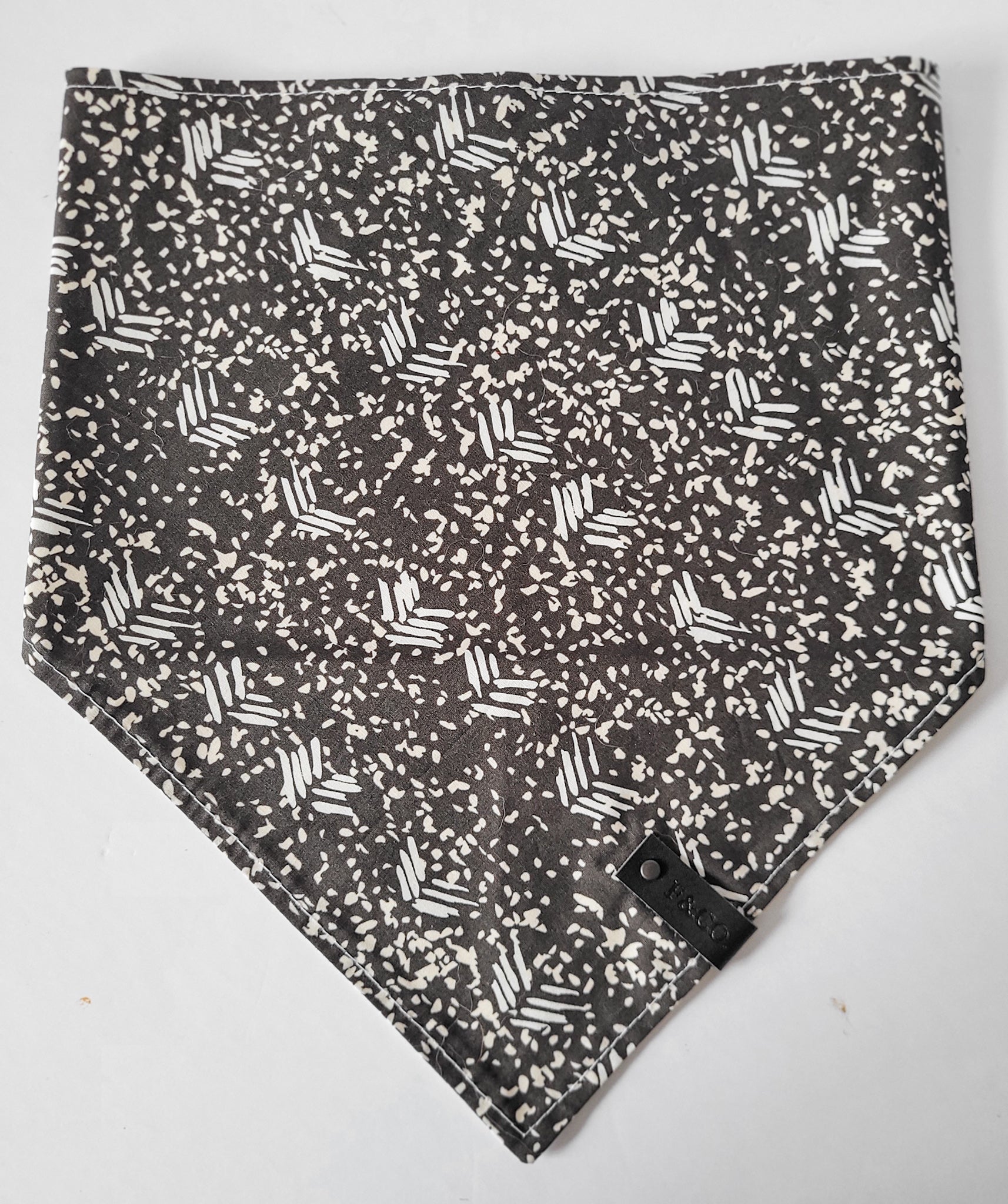 Bandanas noir et blanc en tissus de coton tissé de couleur noir et blanc, motifs abstrait avec garniture de cuir vegan