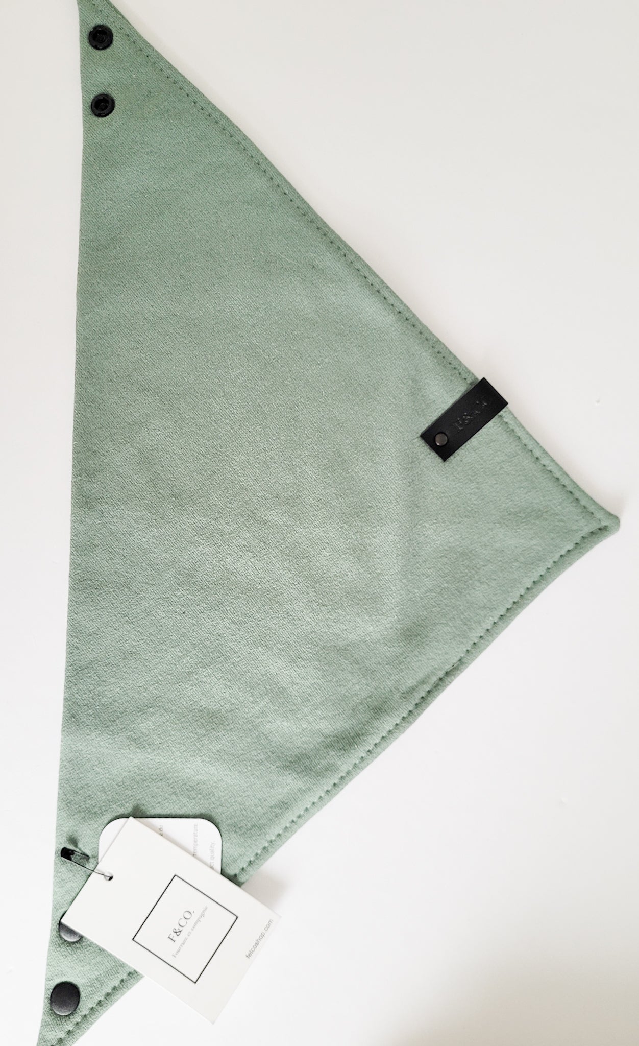 bandanas de coton ouaté vert sauge avec étiquette de cuir végan noir et bouton pression noir mat en plastique
