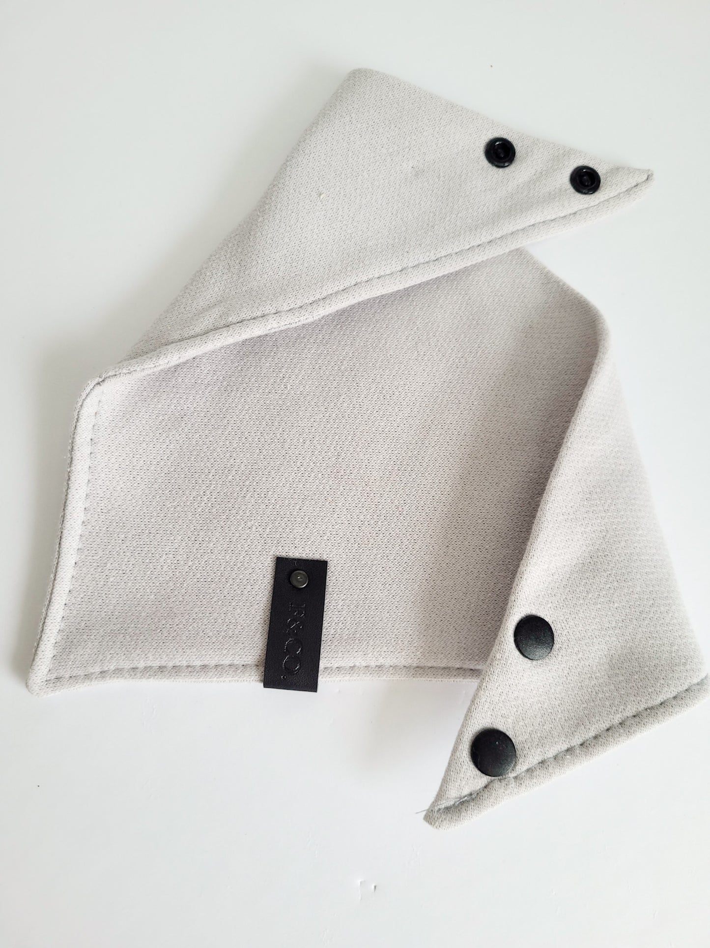 Bandanas de coton ouaté de couleur gris clair avec étiquette de cuir végan noir et bouton pression noir mat en plastique