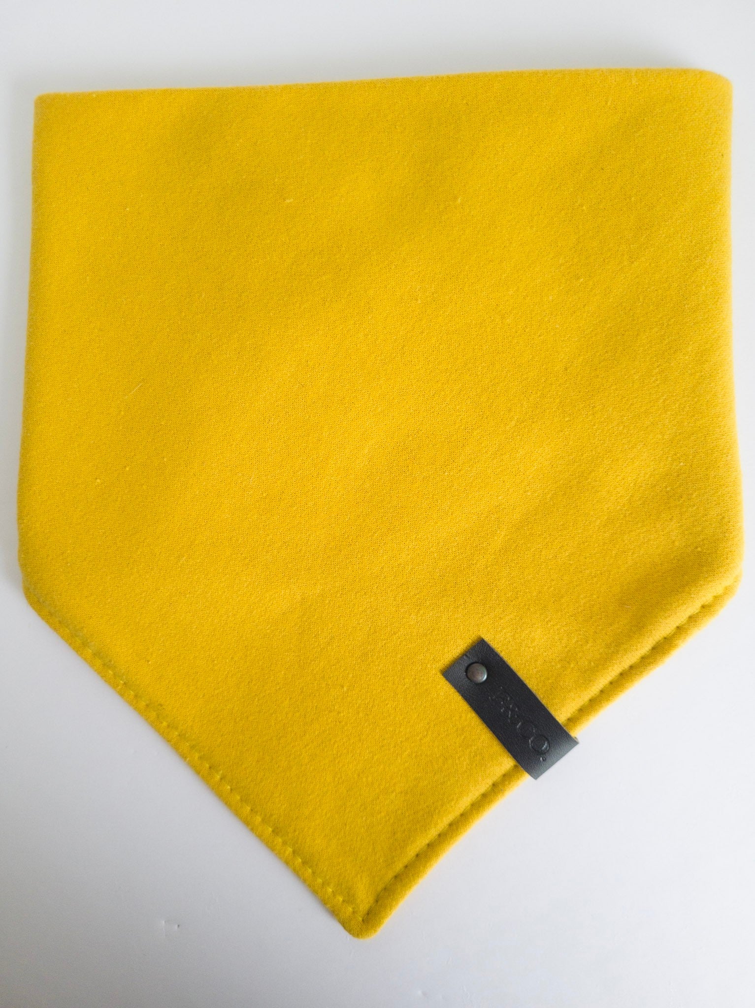 Bandanas en coton ouaté couleur jaune moutarde avec étiquette noir en cuir végan.