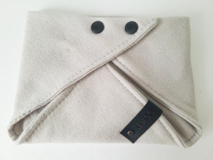 Bandanas de coton ouaté gris clair avec bouton pression noir mat en plastique et étiquette de cuir végan noir.