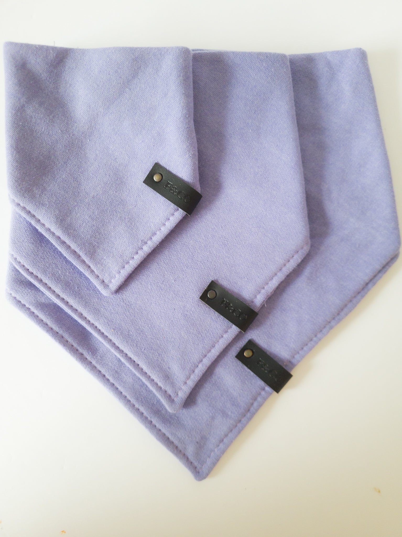 Bandanas de coton ouaté violet bleuté et étiquettes de cuir végan noir.