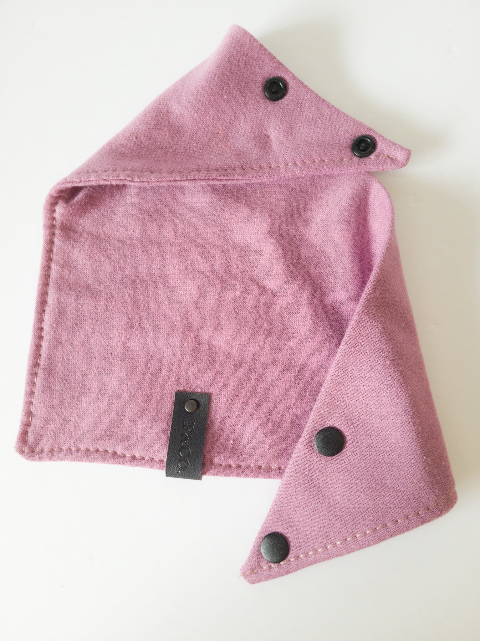 Bandanas de coton ouaté violet rosé ouvert avec étiquette de cuir noir végan et boutons pressions en plastique noir mats.